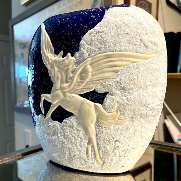 💙Vintage Pegasus Horse Fantasy Blue White Creme Ceramic Glazed Vase Native💙 - Picture 2 of 8